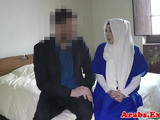 ヒジャーブのイスラム教徒は、コックを吸う前にdoggystyled