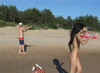 Assista as mamas na água a partir deste adolescente de nudismo