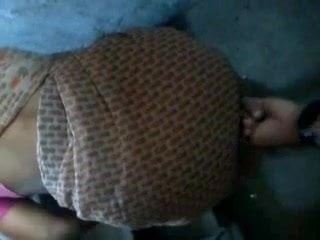 Нащупывая обратно горничной