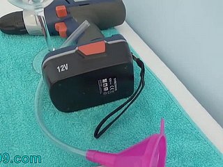 Peehole Jouer avec Drilldo et de la vessie remplie de sperme