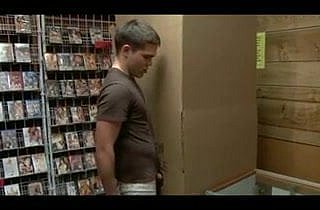 Dans Slut Gets Utilisé Adult Magasin