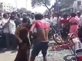 ニューハーフは人前で彼女の奴隷を打ちます