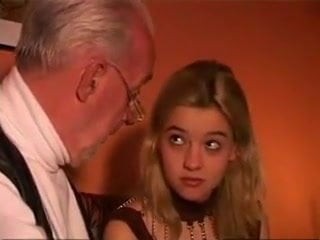 STP3 Ella ama a su abuelo mucho!