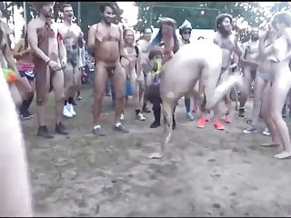 وہ عوام میں ننگی رقص سے محبت کرتا ہے، میں نے اس پر سے wanking سے محبت کرتا ہوں