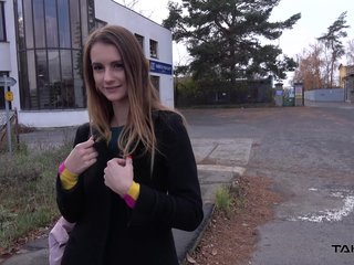Adelle wird von einem Fremden und gefickt auf dem Rücksitz eines Autos abgeholt