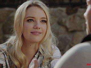 Piękne patrząc Auburn niemowlę Kenna James pochyla się na jakiś dobry pieska kurwa