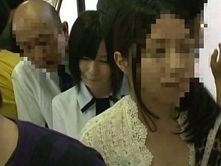 Keriting Aksi dan Upskirt Shots di Omnibus Umum Jepang
