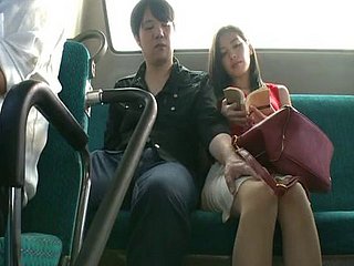 fucking awam di dalam bas menjadikan Miyuki Yokoyama merangkap keras