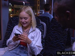 BLACKEDRAW는 그녀의 집으로가는 길에 그녀는 약간의 BBC를 위해 우회했다