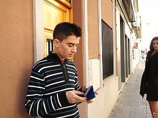 팬티 갈색 머리 여자는 집이 소년을 제공하고 자신의 거시기를 짜증