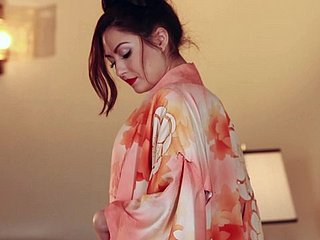 Dreamboat Cassie Lainé touche ses seins et les hanches