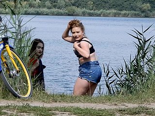 Les filles regardent un gars nu