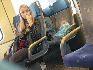 Fille sur le accustom choqué par pompously bombement