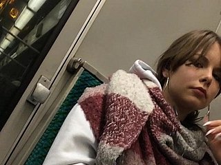 Voyeur adolescente linda cámara oculta gran destello polla en los pantalones vaqueros apretados