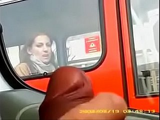 Elle regarde Detect et même lèche ses lèvres