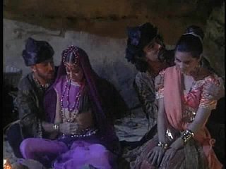 Indian cougar ogarniętego Hardcore wrzaski w seksie grupowym